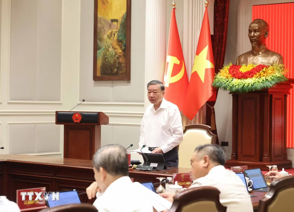 Tổng Bí thư, Chủ tịch nước Tô Lâm phát biểu chỉ đạo. (Ảnh: Thống Nhất/TTXVN) ttxvn_tong-bi-thu-chu-tich-nuoc-chu-tri-phien-hop-ve-hoan-thien-the-che-va-thuc-thi-phap-luat-9053278-3.jpg