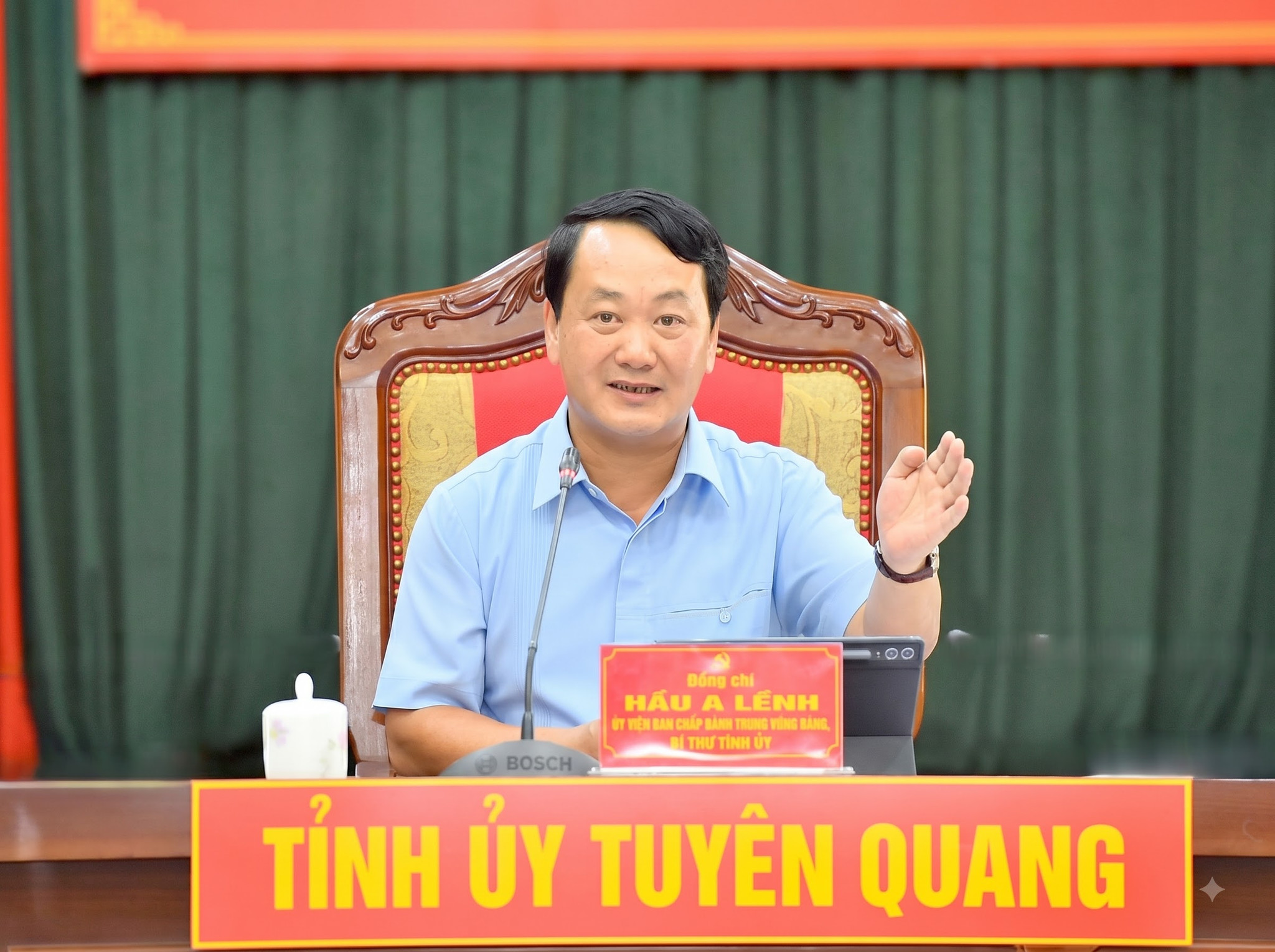 Đồng chí Bí thư Tỉnh ủy Hầu A Lềnh phát biểu tại hội nghị.