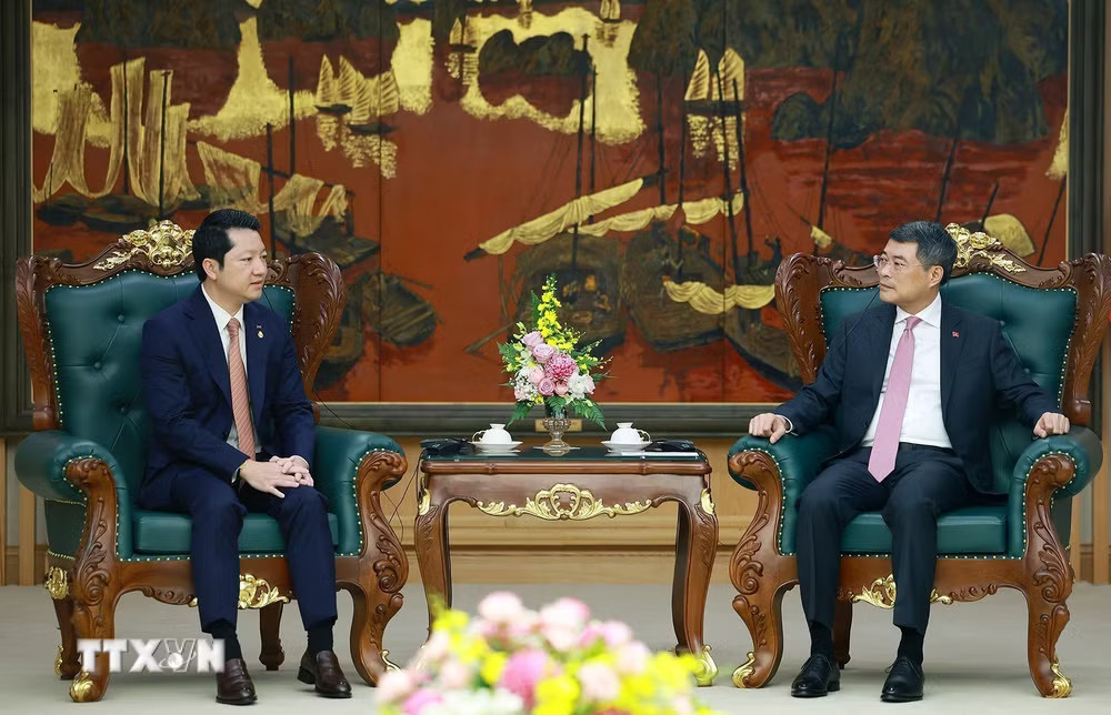 Thủ tướng Lê Minh Hưng tiếp Bộ trưởng Bộ Thanh tra Campuchia Sok Soken. (Ảnh: Dương Giang/TTXVN) ttxvn_thu-tuong-le-minh-hung-tiep-bo-truong-bo-thanh-tra-campuchia-1.jpg