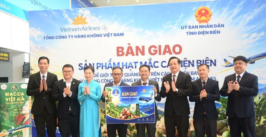 Nghi thức bàn giao mắc ca Điện Biên