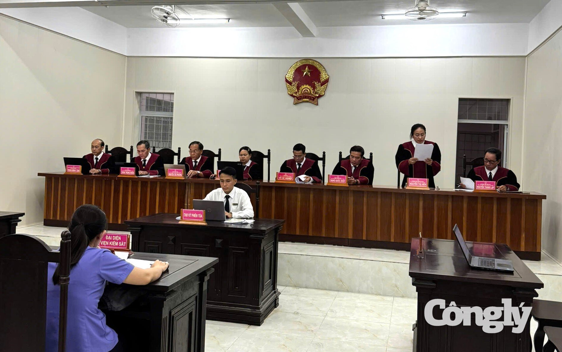 Quang cảnh phiên tòa