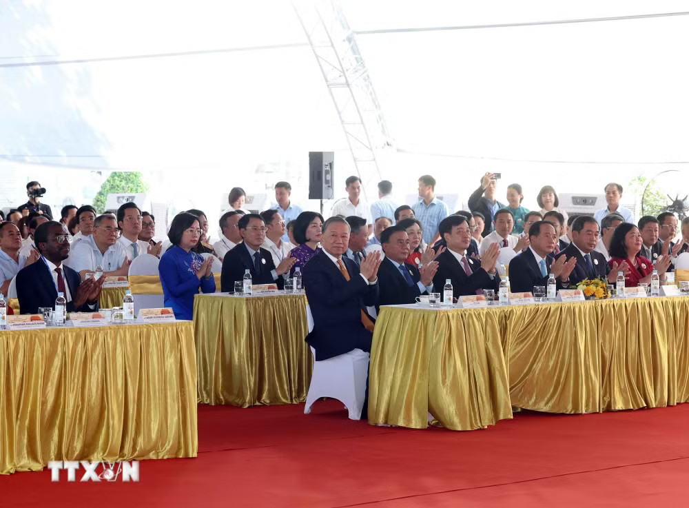 ttxvn_tong-bi-thu-chu-tich-nuoc-to-lam-du-le-khoi-cong-dien-kinh-thien-8.jpg