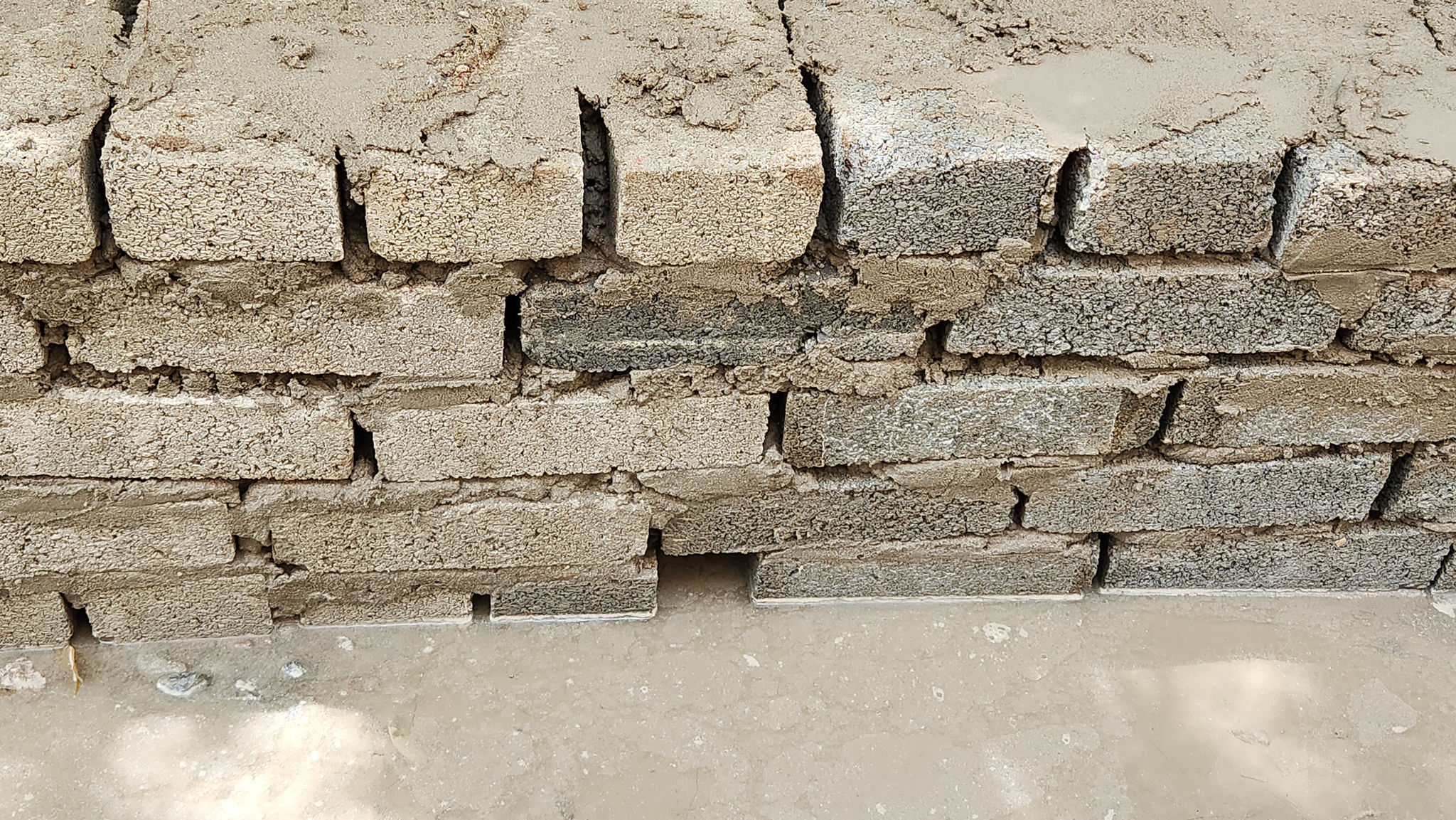 Tường của mương xây lớp vữa mạch chưa no tạo thành hố