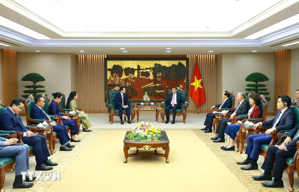 Thủ tướng Lê Minh Hưng tiếp Bộ trưởng Bộ Thanh tra Campuchia Sok Soken. (Ảnh: Dương Giang/TTXVN) ttxvn_thu-tuong-le-minh-hung-tiep-bo-truong-bo-thanh-tra-campuchia-5.jpg