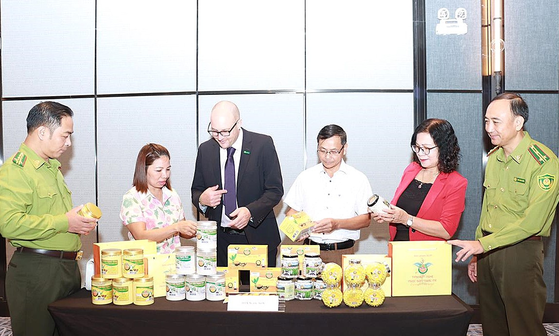 Các đại biểu tham quan sản phẩm nông nghiệp của hợp tác xã nằm trong vùng triển khai Dự án BLOOM.