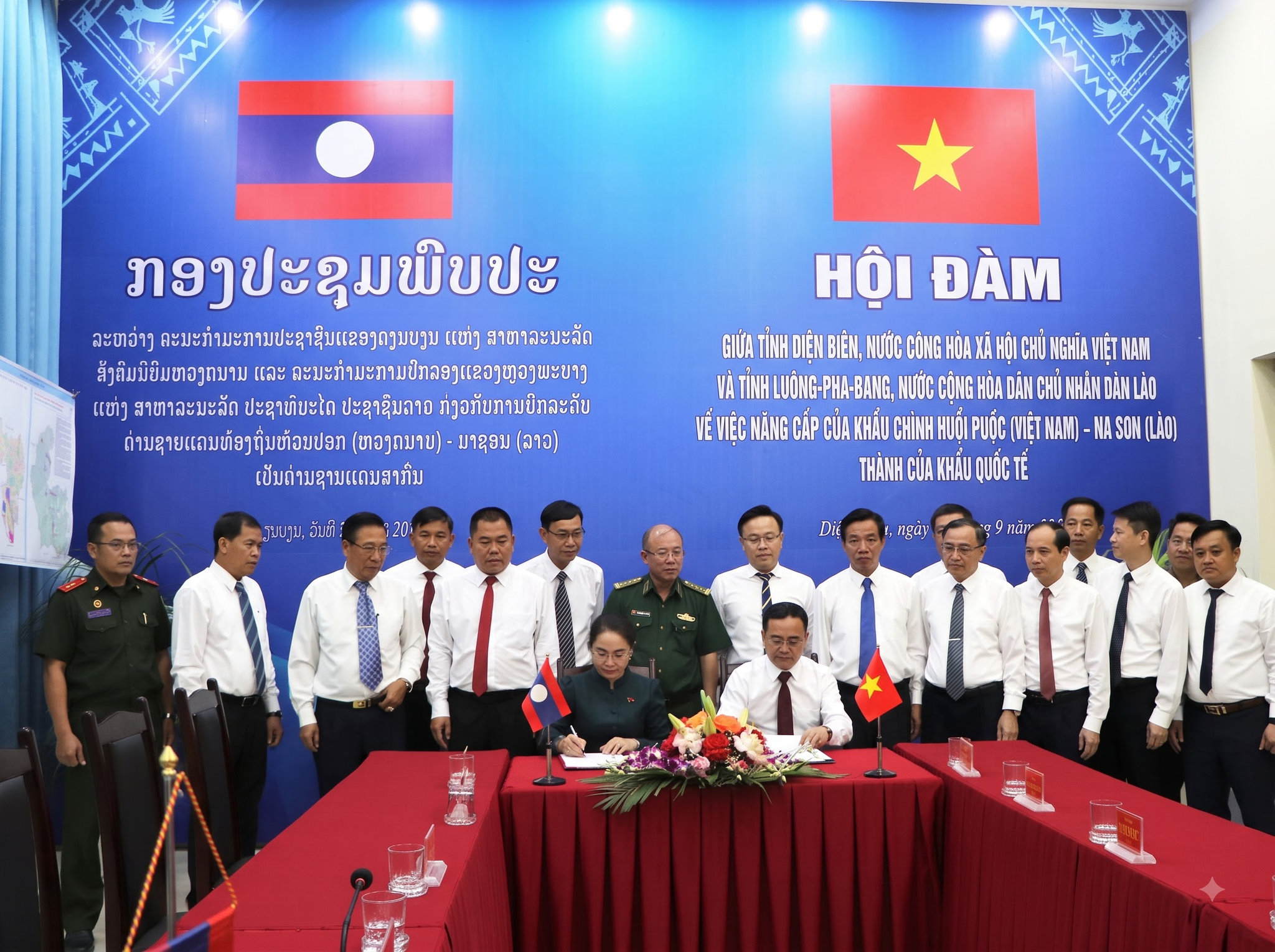 Đại diện hai tỉnh ký Biên bản Hội đàm về việc nâng cấp cặp cửa khẩu chính Huổi Puốc - Na Son thành cửa khẩu quốc tế.