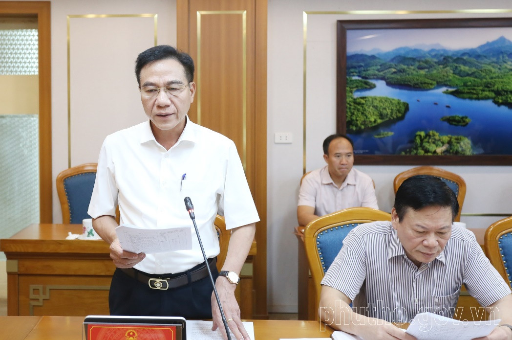 Giám đốc Sở Y tế tỉnh Phú Thọ Lê Hồng Trung trình bày báo cáo tiến độ các dự án đầu tư công ngành Y tế