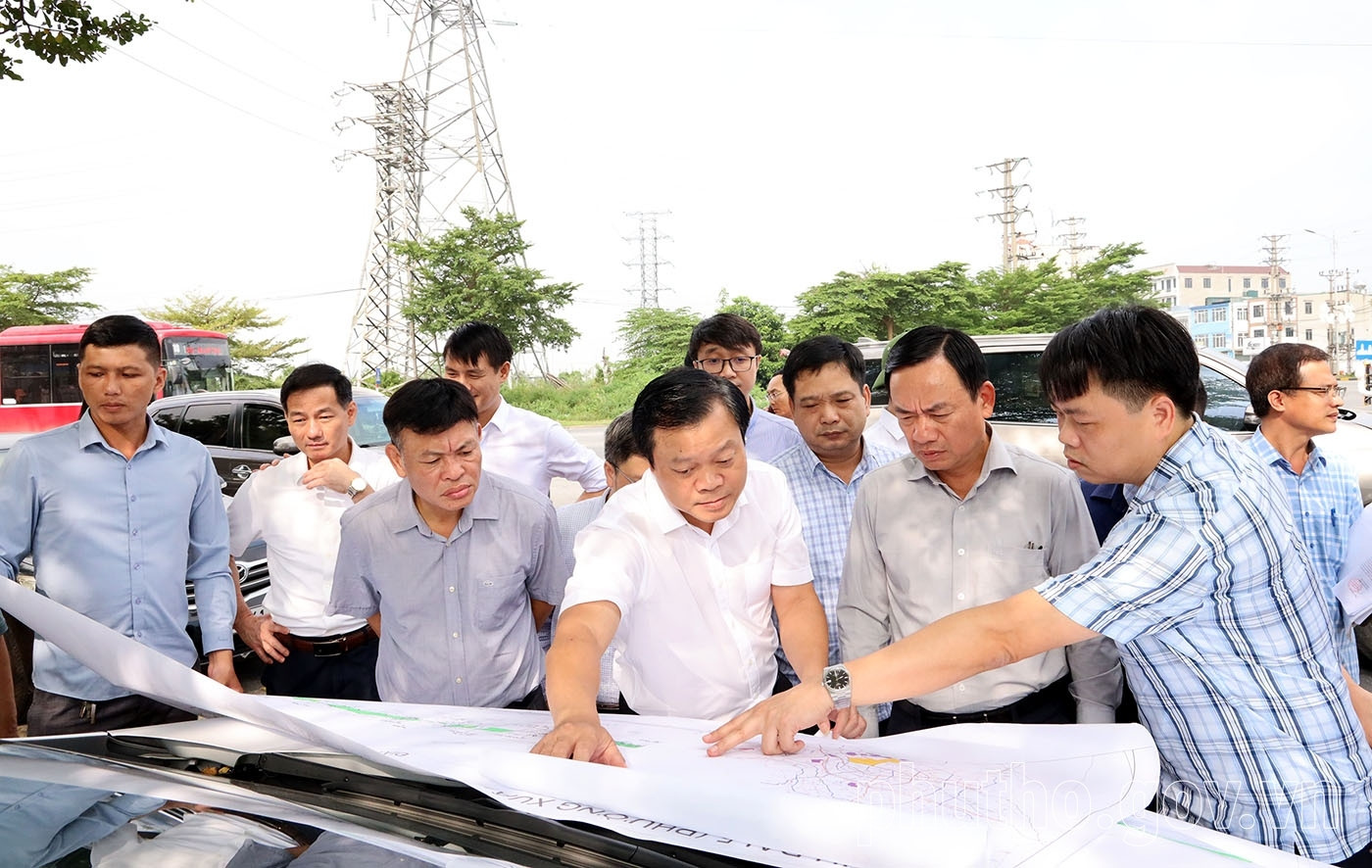 Phó Chủ tịch UBND tỉnh Phú Thọ Quách Tất Liêm kiểm tra thực địa Dự án hạ tầng giao thông kết nối Vùng Thủ đô trên địa bàn tỉnh Vĩnh Phúc cũ