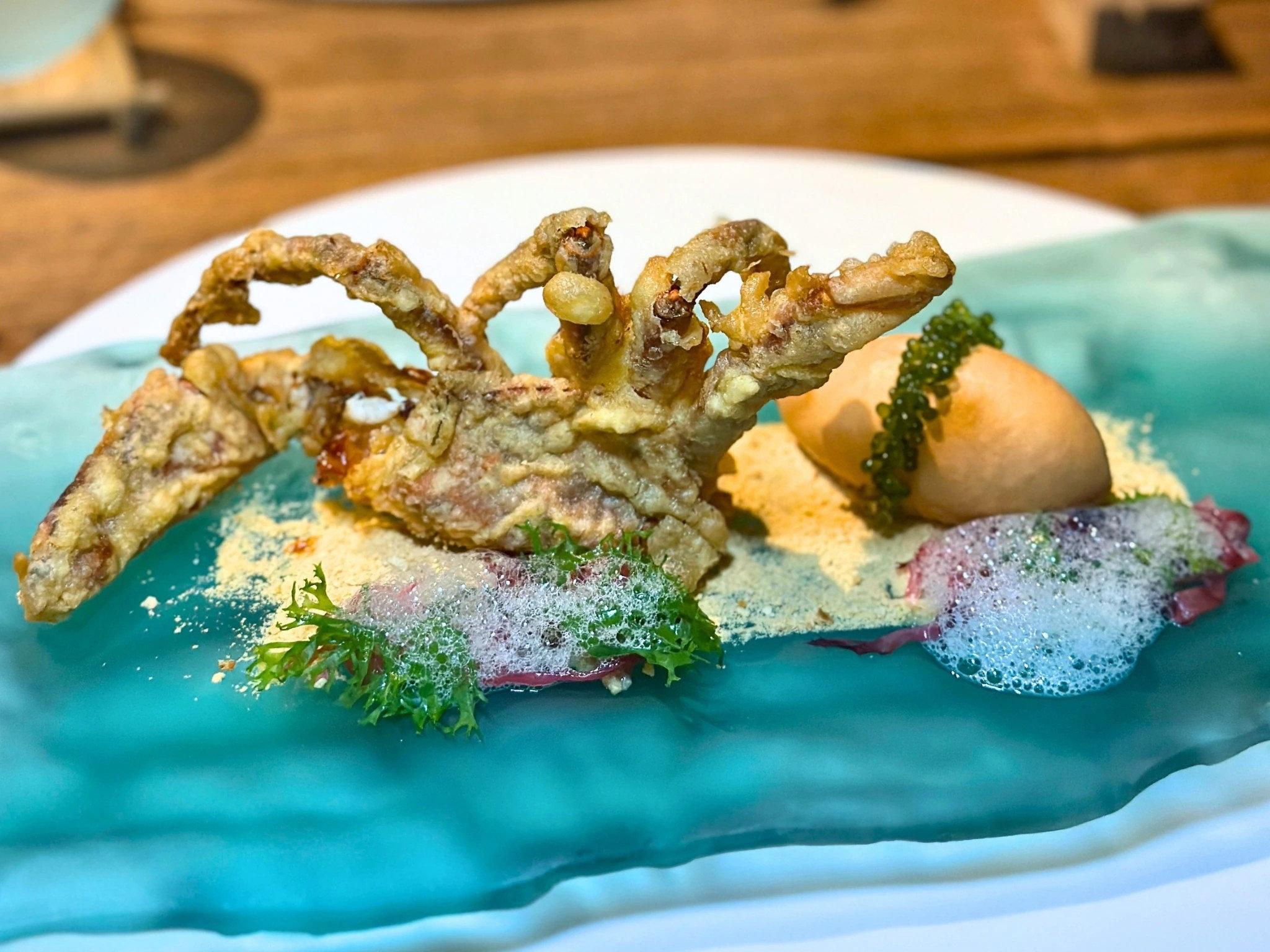 Phiên bản “My First Chilli Crab v2014” được Labyrinth đưa trở lại trong năm 2026. Ảnh: Time Out.