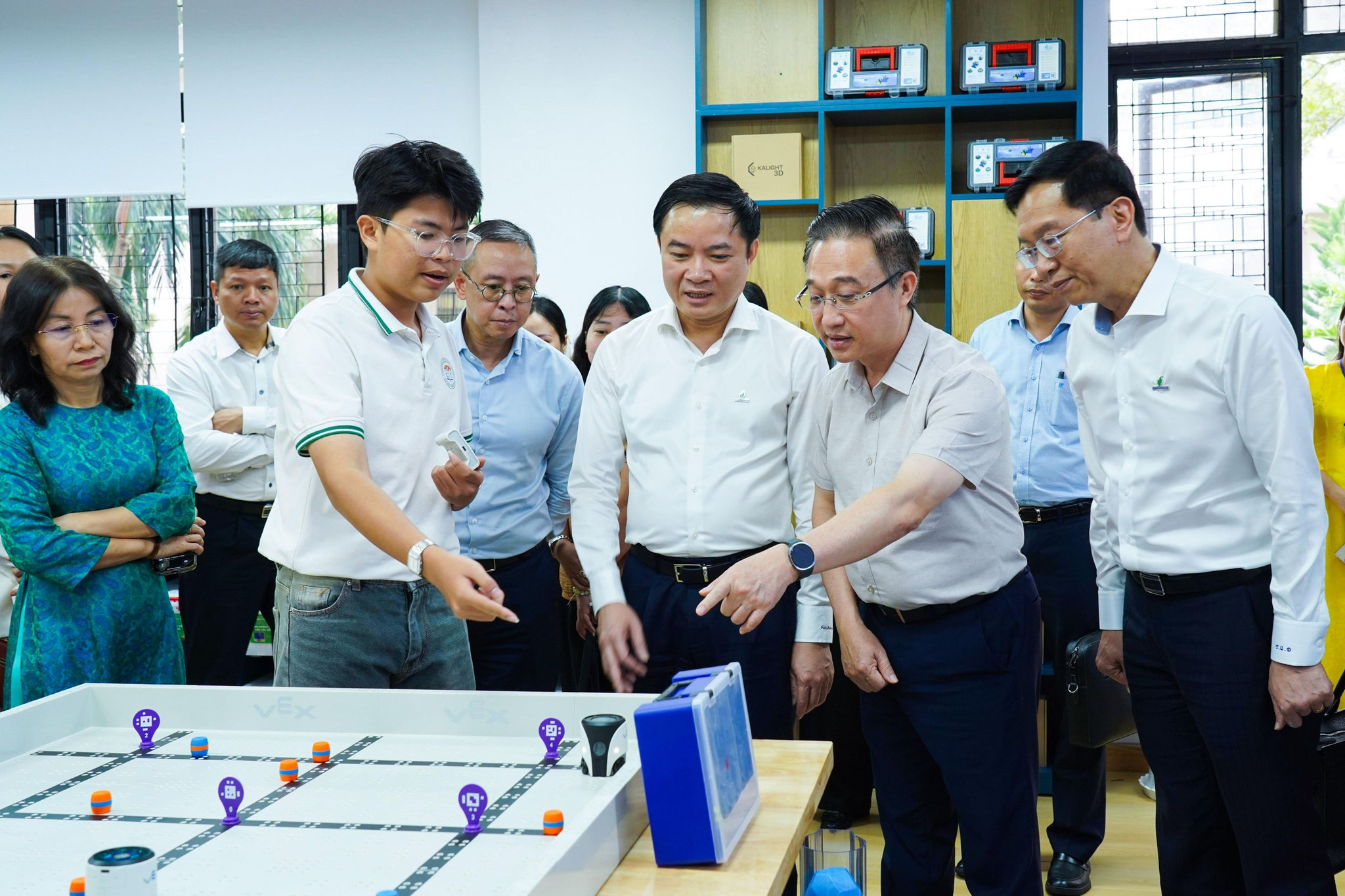 Ảnh 2:Lãnh đạo PETROVIETNAM, lãnh đạo TP Hồ Chí Minh nghe học sinh Trường THPT Châu Thành, TP. Hồ Chí Minh giới thiệu về hoạt động tại phòng STEM.