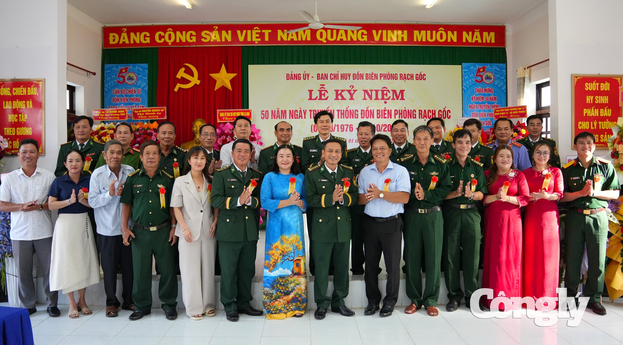 Đại biểu tham dự buổi lễ chụp ảnh lưu niệm cùng đơn vị nhân dịp 50 năm Ngày truyền thống.