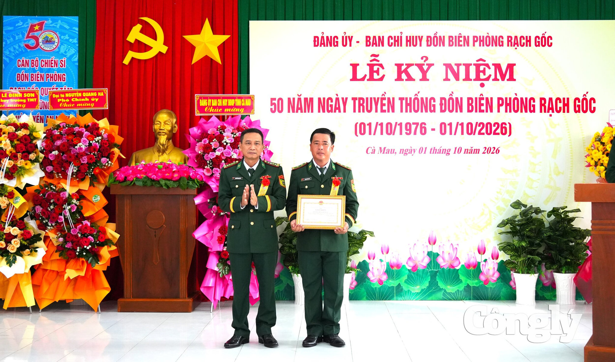 Đại tá Nguyễn Quang Hà, Phó Chính ủy BĐBP tỉnh tặng giấy khen của Ban Chỉ huy BĐBP tỉnh cho tập thể đồn Biên phòng Rạch Gốc