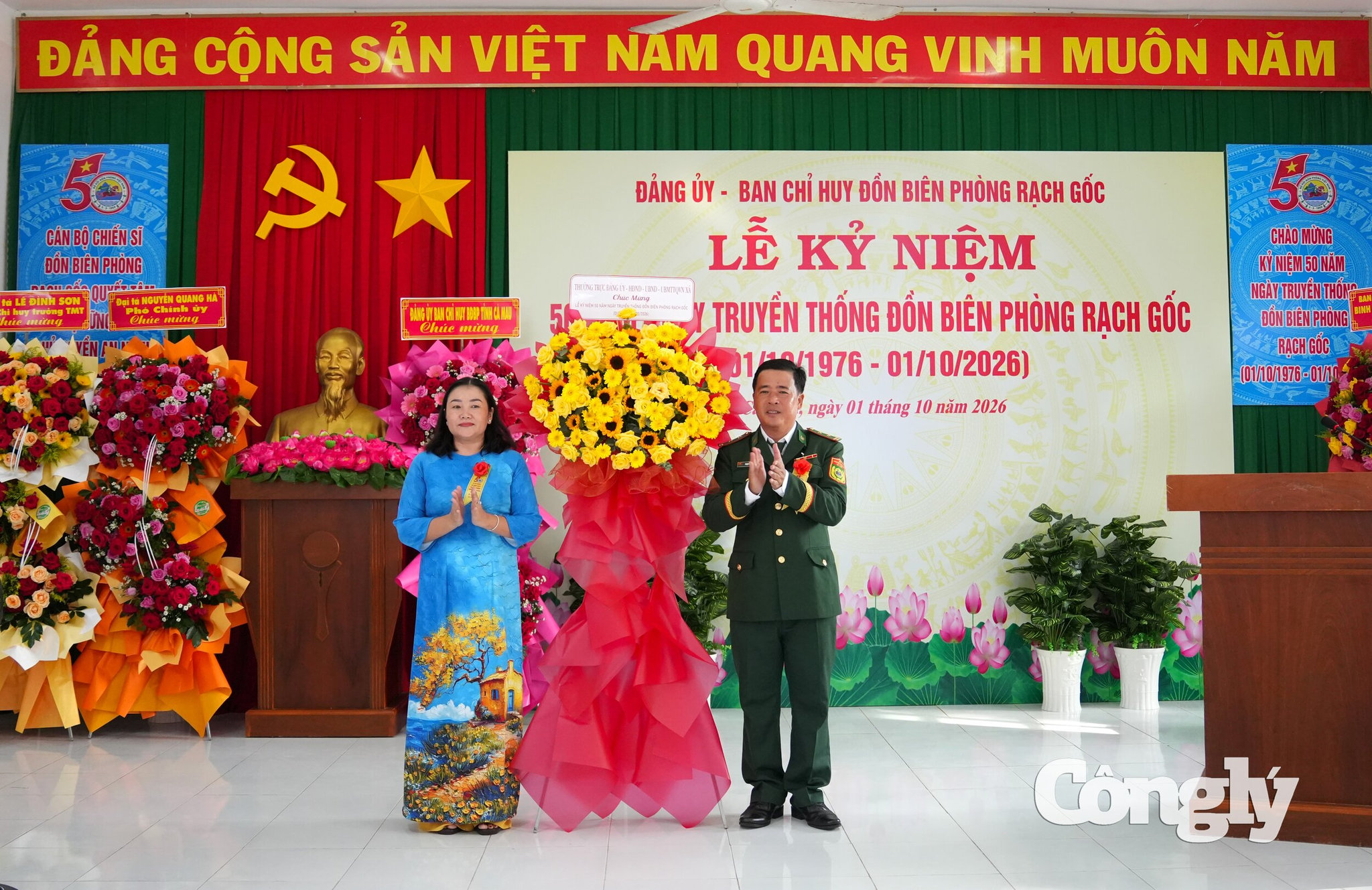 Đồng chí Nguyễn Chúc Ly, Chủ tịch UBND xã Phan Ngọc Hiển tặng tặng hoa chúc mừng Đồn Biên phòng Rạch Gốc.
