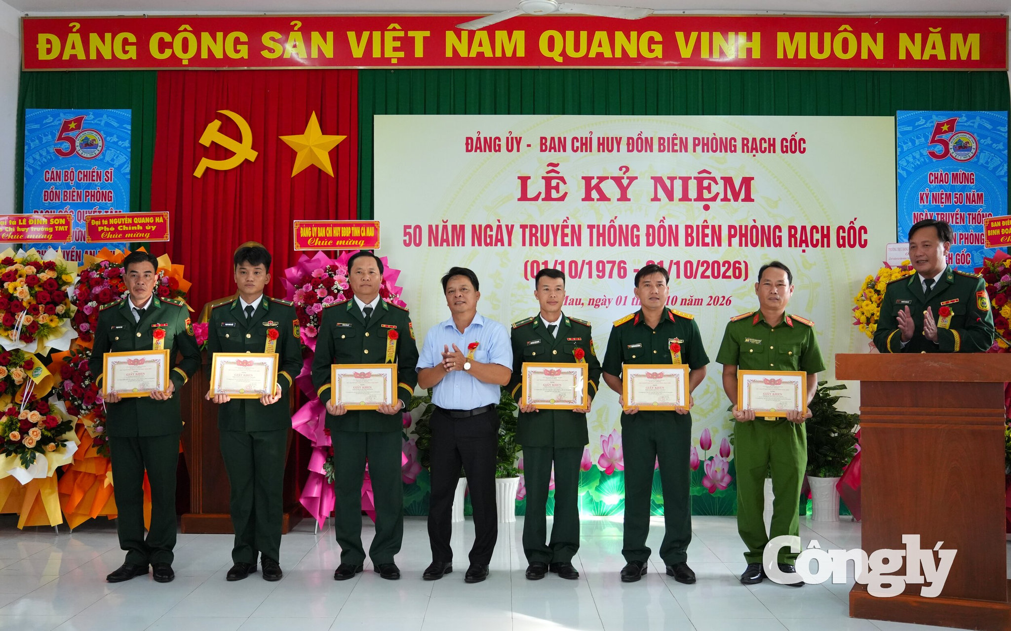 Đồng chí Tiết Minh Khởi, Phó Chủ tịch UBND xã Phan Ngọc Hiển tặng giấy khen cho các cá nhân