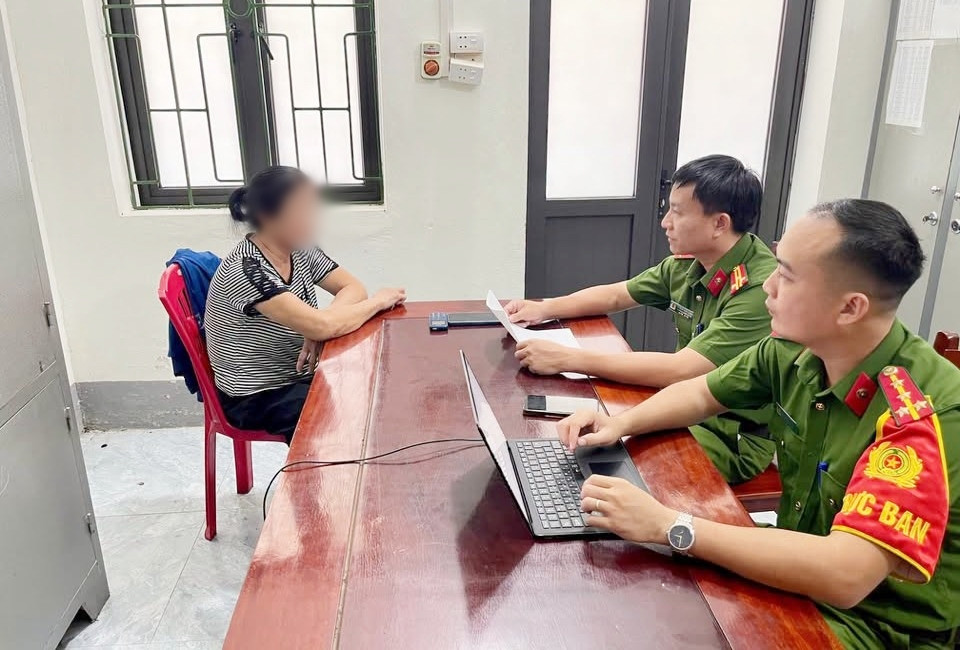 Lực lượng Công an phân tích, giải thích cho nạn nhân hiểu về các hình thức lừa đảo.