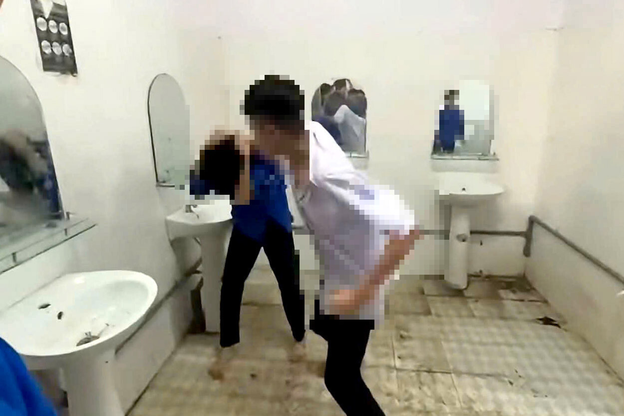 nam sinh tấn công bạn học cùng khối trong nhà vệ sinh (ảnh cắt từ clip)