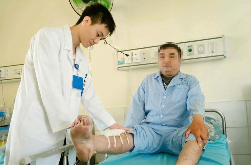 Bác sĩ thăm khám vết thương cho người bệnh sau khi phẫu thuật lấy dị vật.