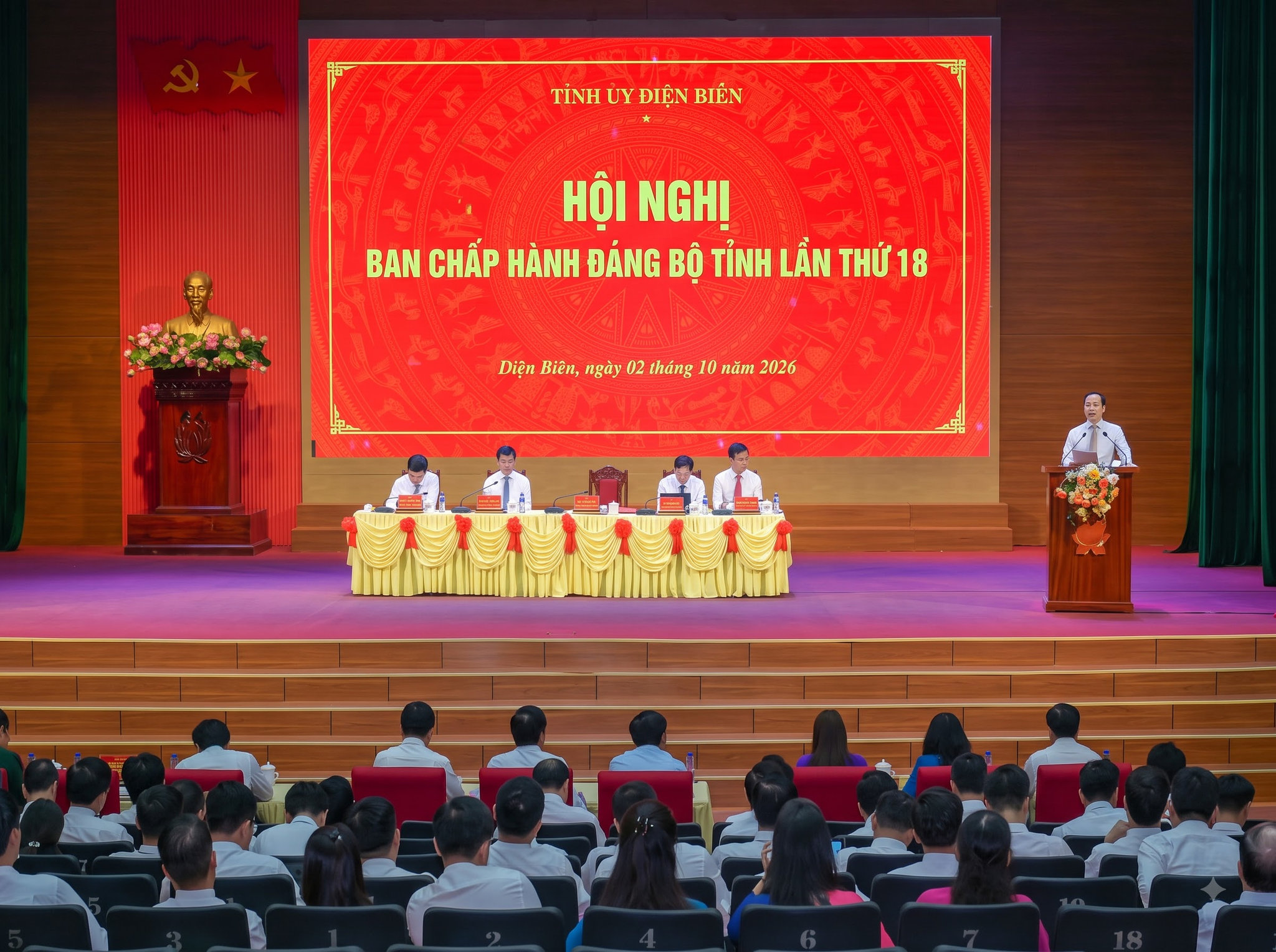 Bí thư Tỉnh ủy Điện Biên Trần Tiến Dũng phát biểu tại hội nghị.