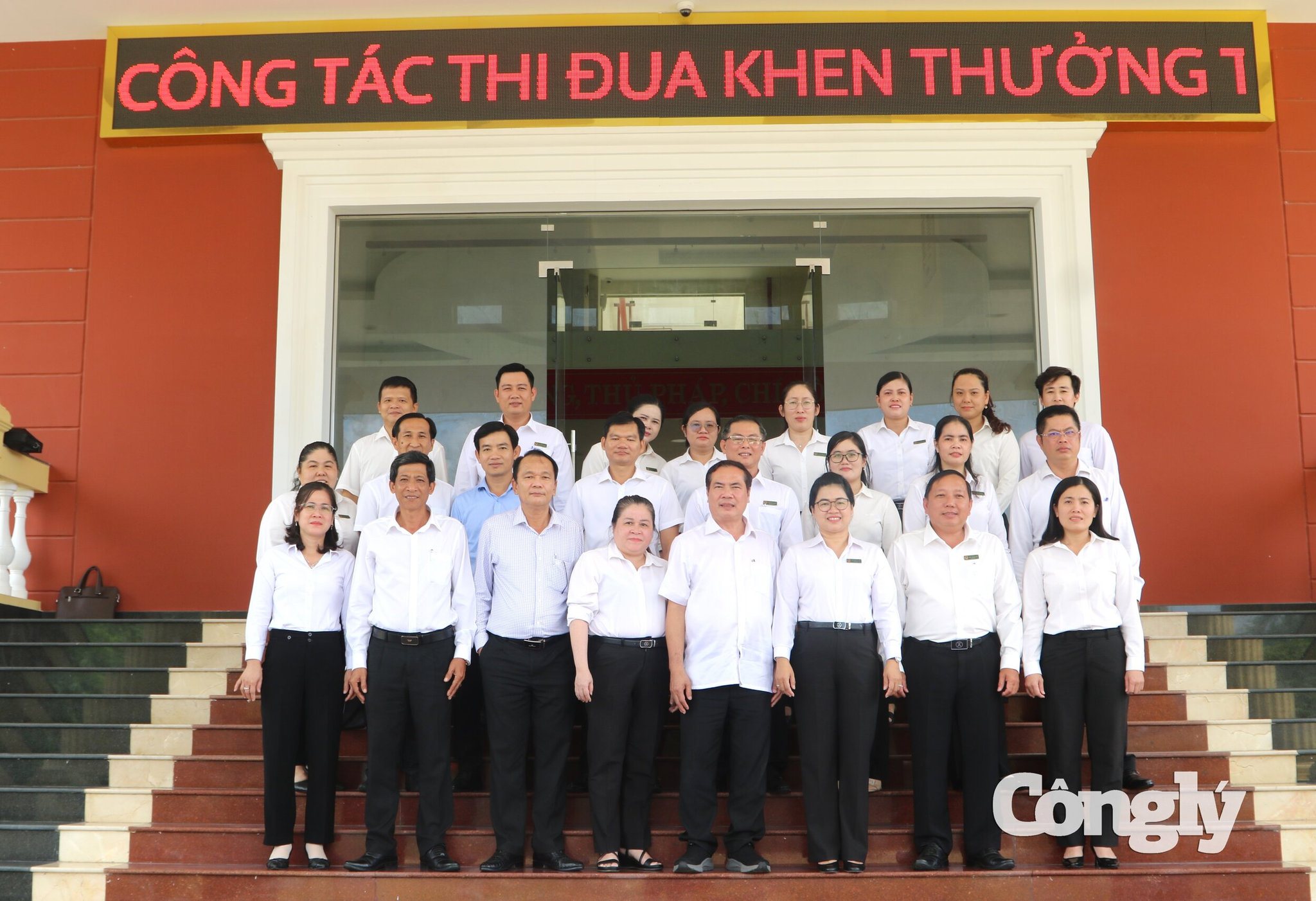 Các đại biểu chụp ảnh lưu niệm tại hội nghị