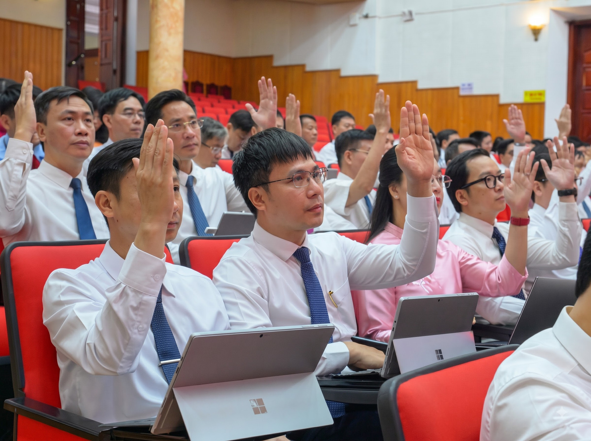 Đại biểu biểu quyết thông qua Nghị quyết Hội nghị lần thứ 18 Ban Chấp hành Đảng bộ tỉnh Điện Biên