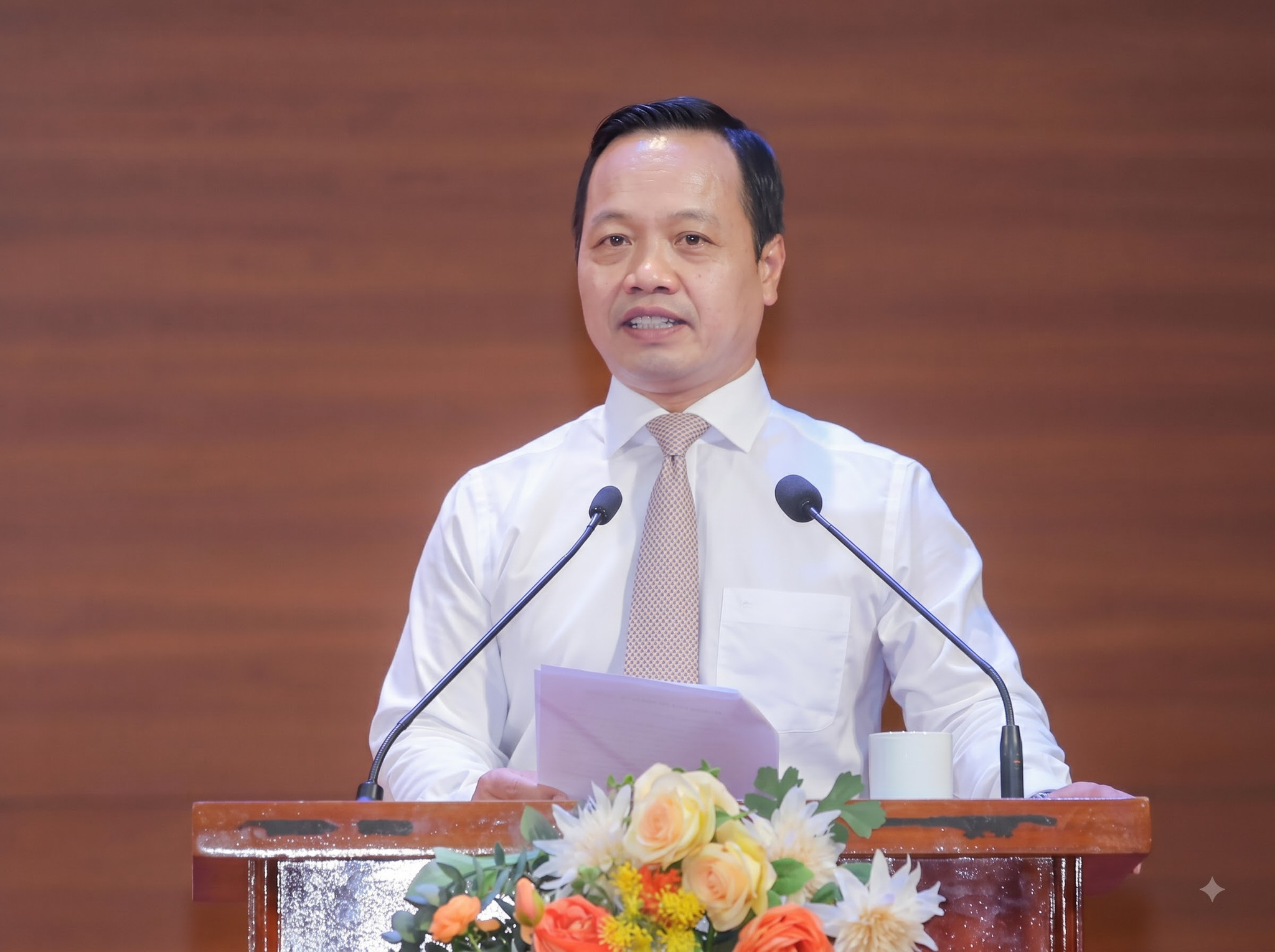 Đồng chí Trần Tiến Dũng, Ủy viên Ban Chấp hành Trung ương Đảng, Bí thư Tỉnh ủy, Trưởng Đoàn ĐBQH tỉnh phát biểu khai mạc hội nghị.
