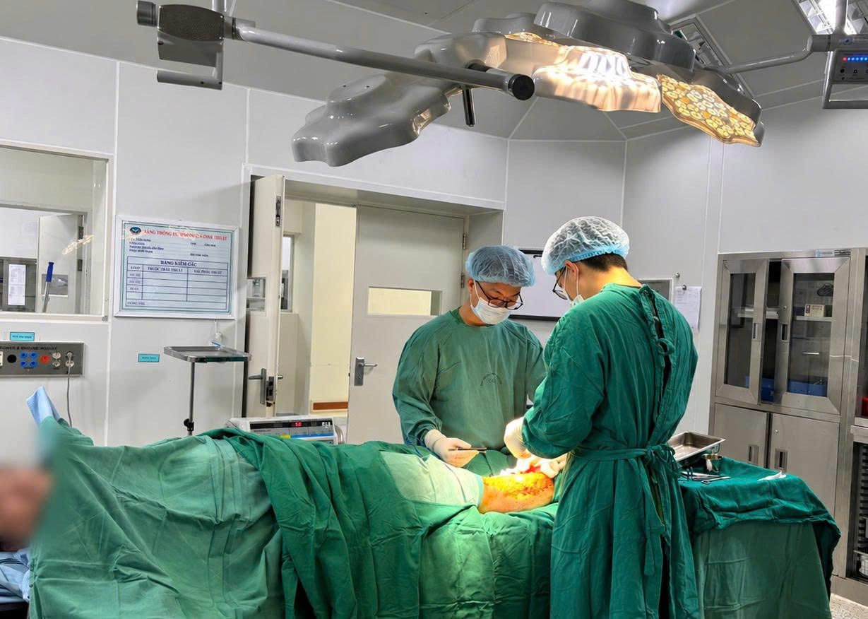 Ê-kíp Khoa Ngoại chấn thương phẫu thuật cấp cứu, lấy dị vật và xử trí vết thương cho người bệnh.