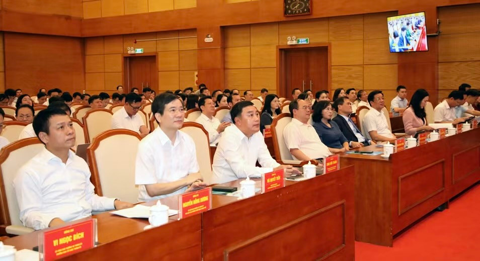 Các đại biểu tham dự phát động thi đua.