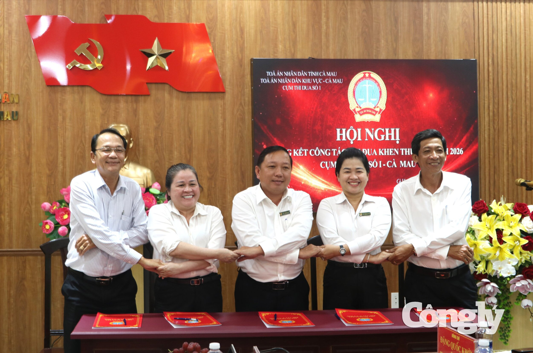 Lãnh đạo TAND các khu vuwvcj trong Cụm thi đua số I ký kết giao ước thi đưa năm 2027