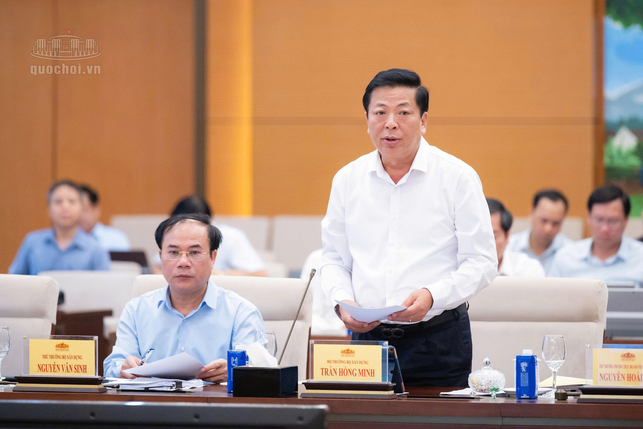 Bộ trưởng Bộ Xây dựng Trần Hồng Minh trình bày Tờ trình tóm tắt dự án Luật Nhà ở (sửa đổi)