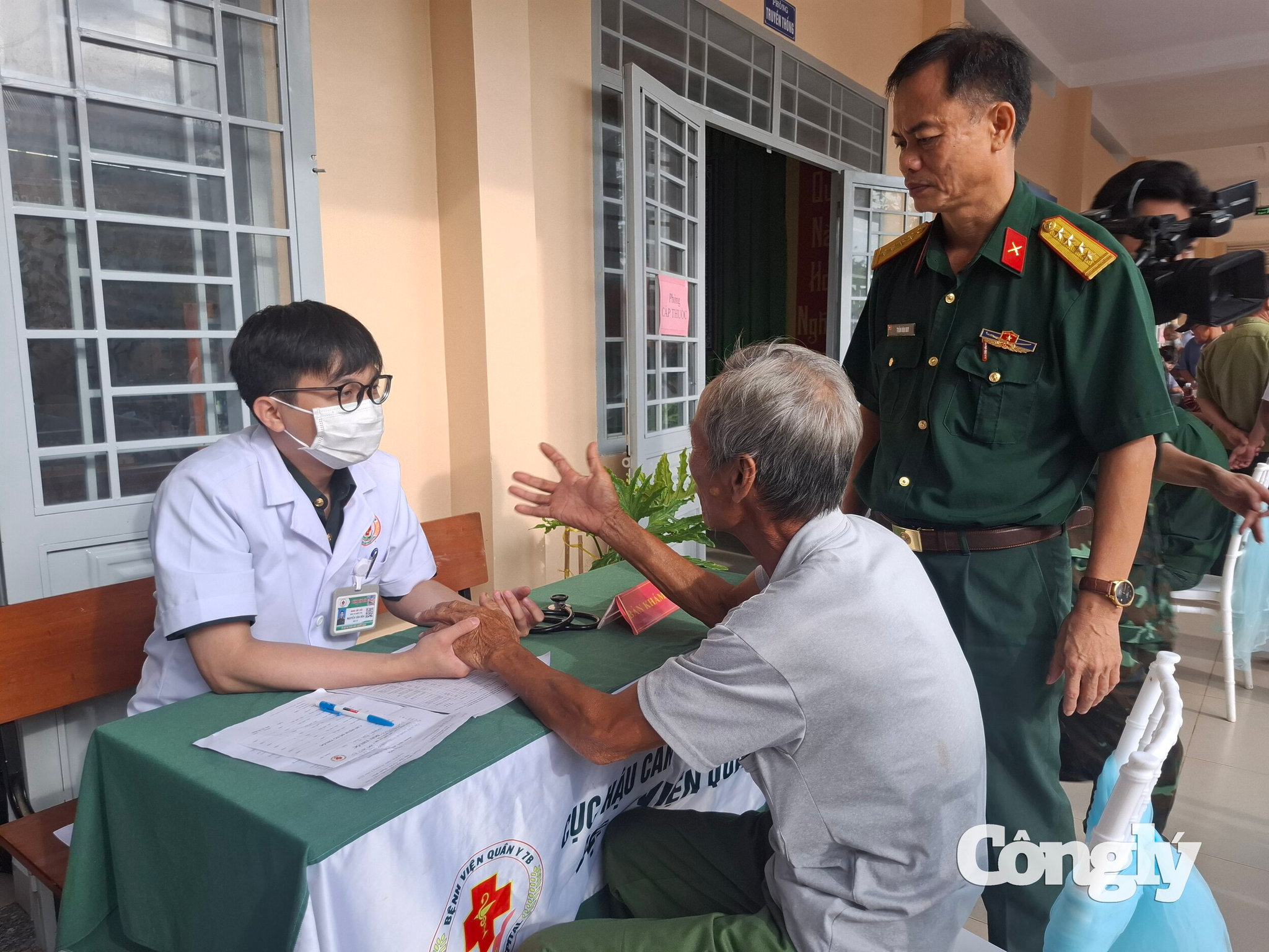 Chương trình khám bệnh, tư vấn sức khỏe và cấp thuốc miễn phí do Quân khu 7 phối hợp với các đơn vị, địa phương tổ chức.