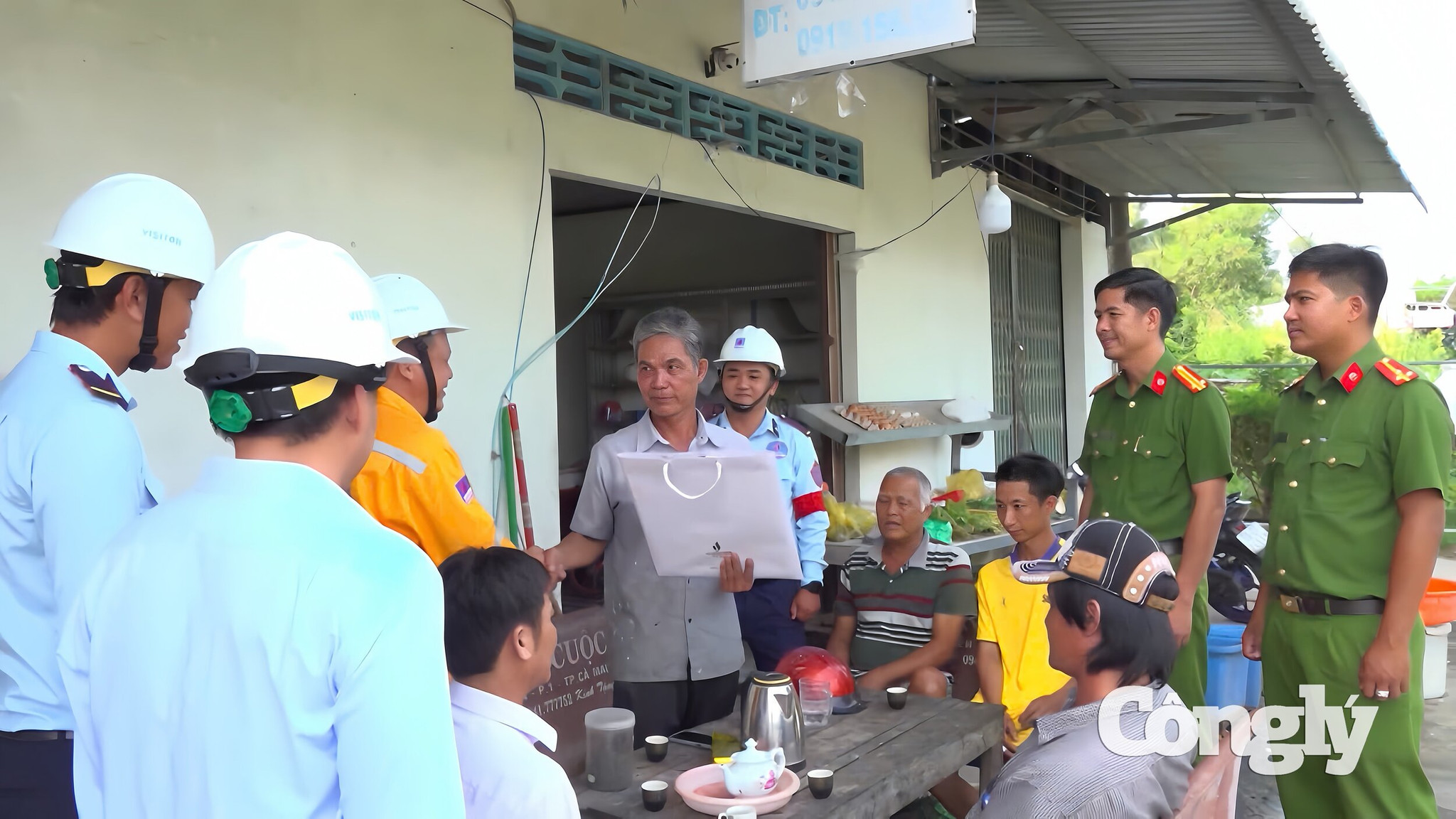 Các thành viên trong mô hình thường xuyên tuyên truyền các hộ dân phối hợp bảo đảm ANTT khu vực xung quanh công trình khí PM3 - Cà Mau (1)