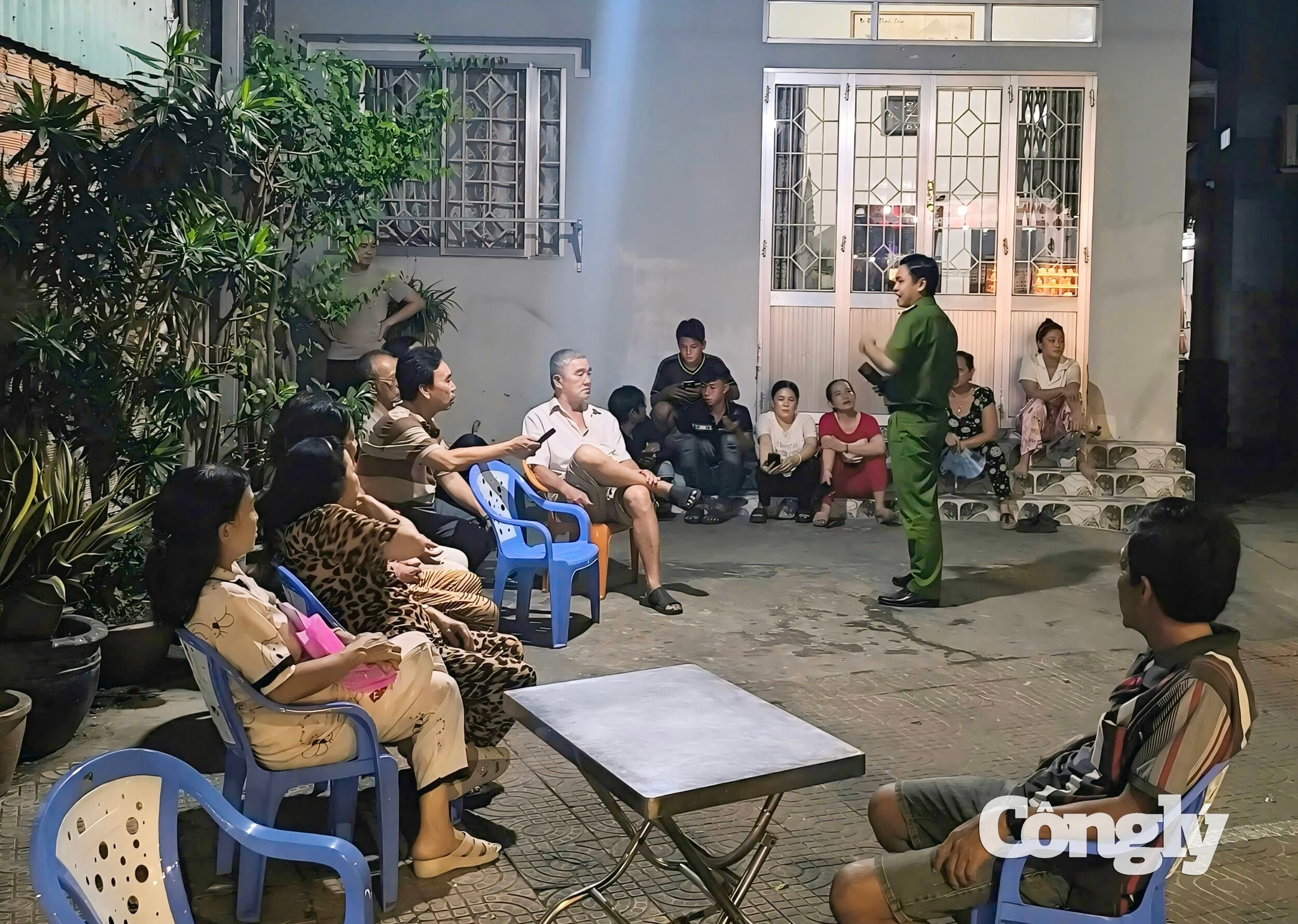 Cảnh sát khu vực trực tiếp đến từng khu dân cư, từng ngõ hẻm để tuyên truyền, vận động bà con nhân dân