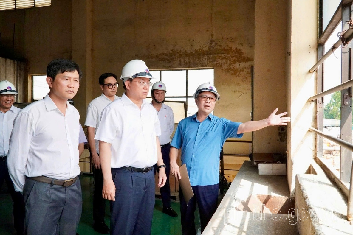 Chủ tịch UBND tỉnh Phú Thọ Trần Duy Đông kiểm tra thực tế tại Công ty Cổ phần Giấy Việt Trì