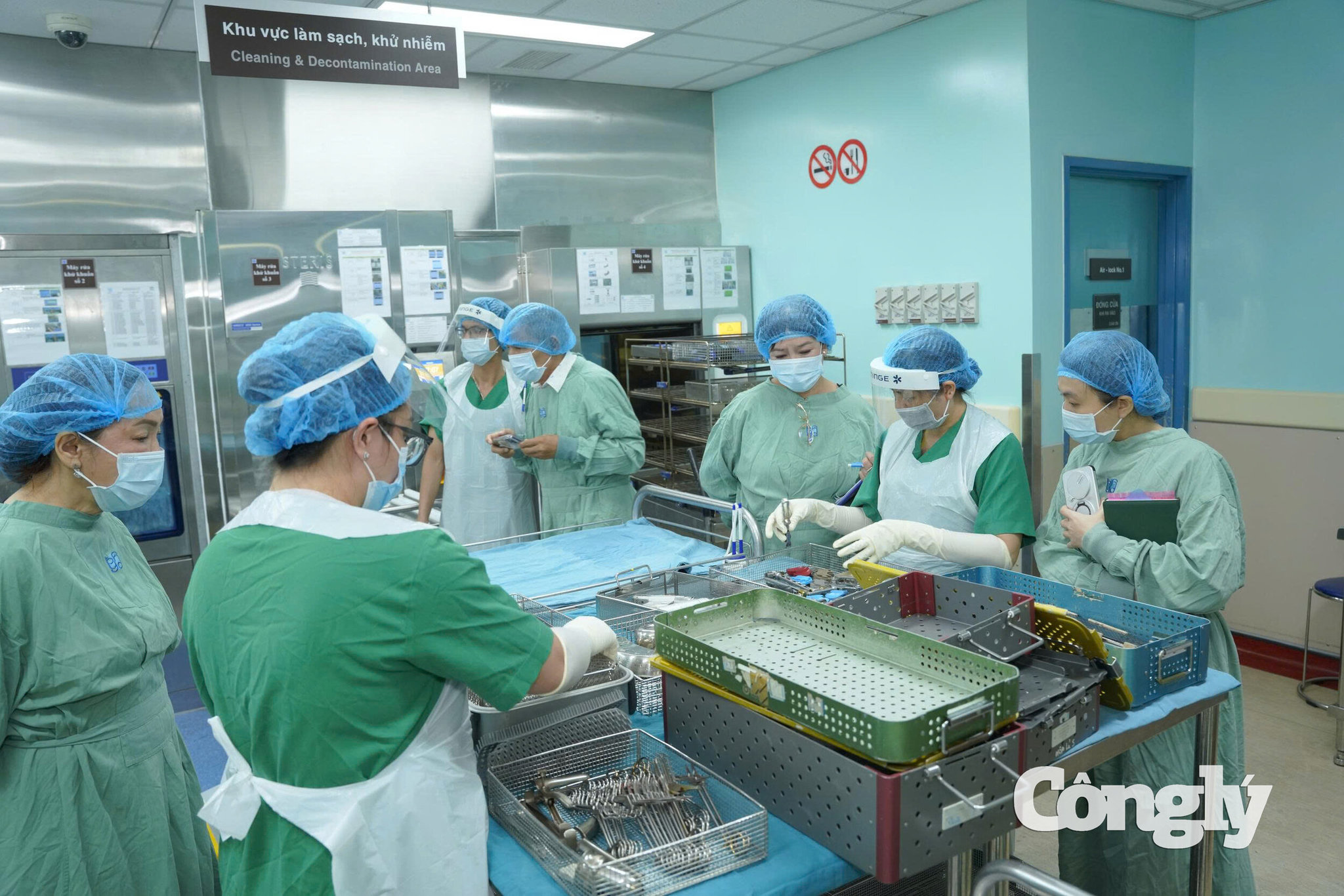 Hoạt động thẩm định tại khu vực làm sạch, khử nhiễm, một trong những công đoạn quan trọng của quy trình tái xử lý dụng cụ y tế