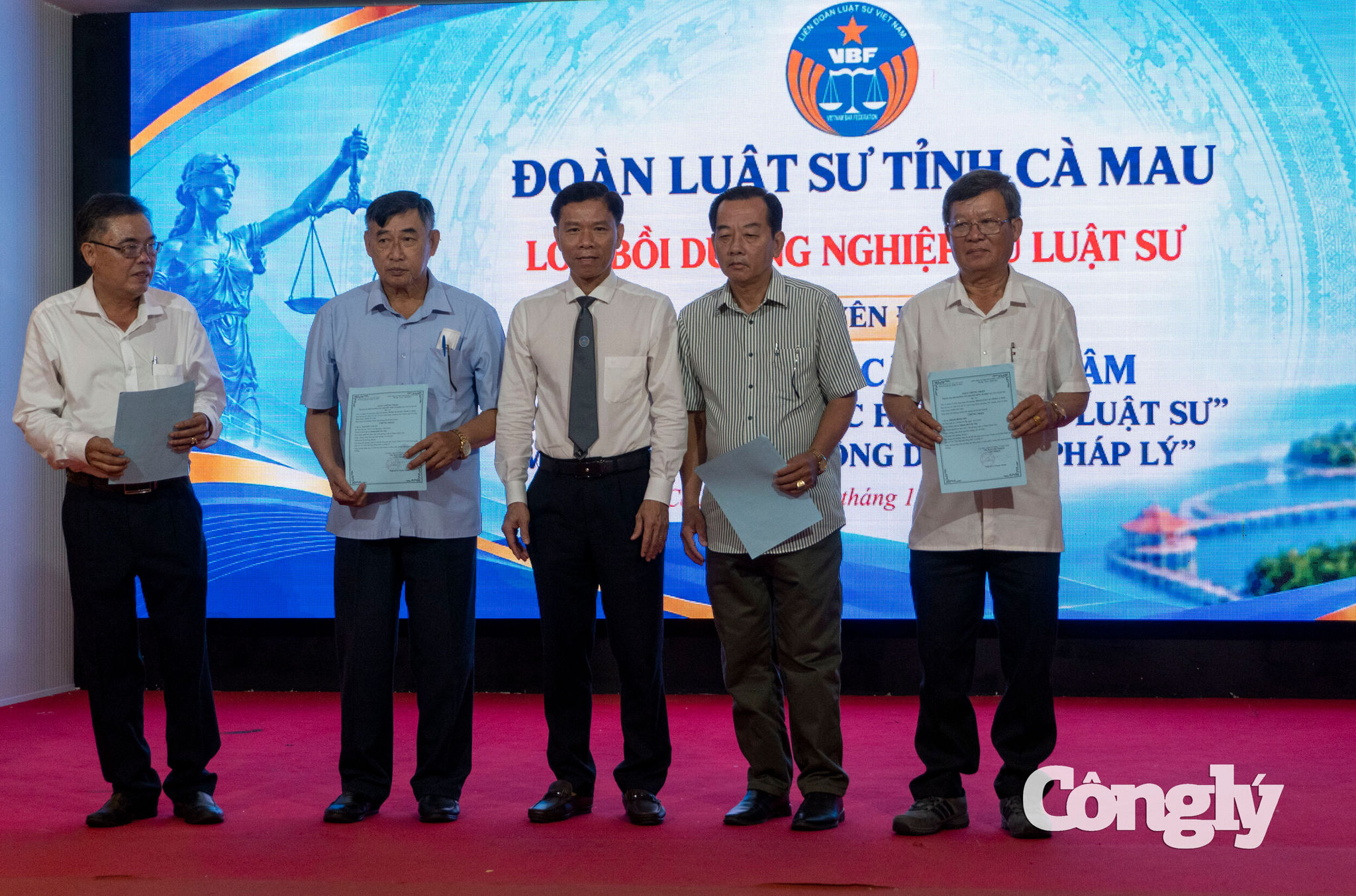 Luật sư Lê Thanh Thuận trao giấy chứng nhận hoàn thành lớp tập huấn cho các luật sư