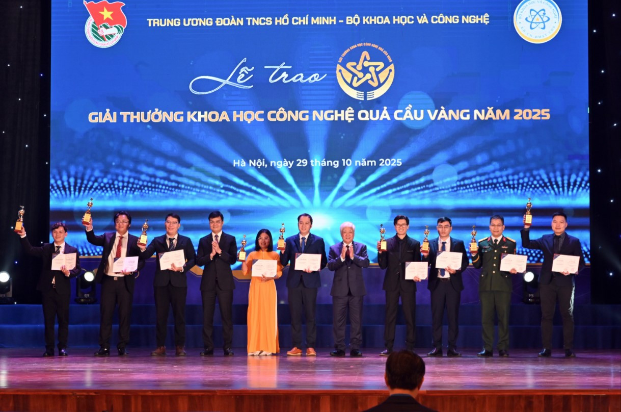 quả cầu v&agrave;ng