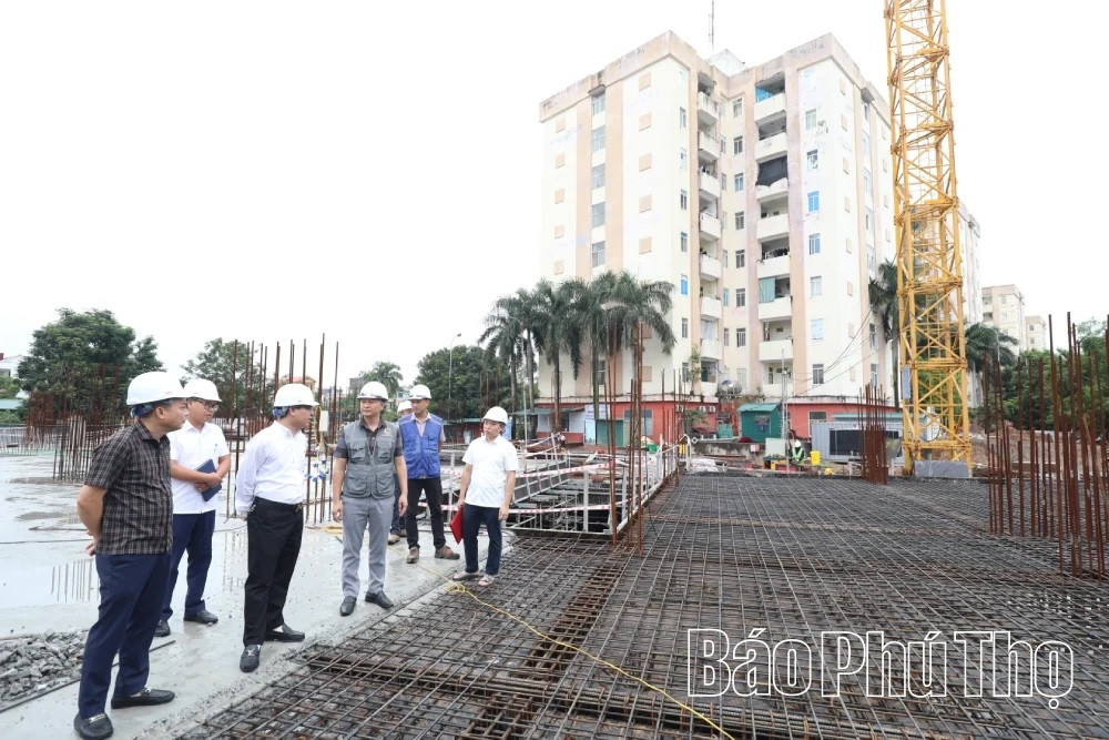 Chủ đầu tư Khu nhà ở xã hội cao tầng NO3 (phường Nông Trang, tỉnh Phú Thọ) báo cáo tiến độ triển khai thực hiện dự án với đoàn công tác.