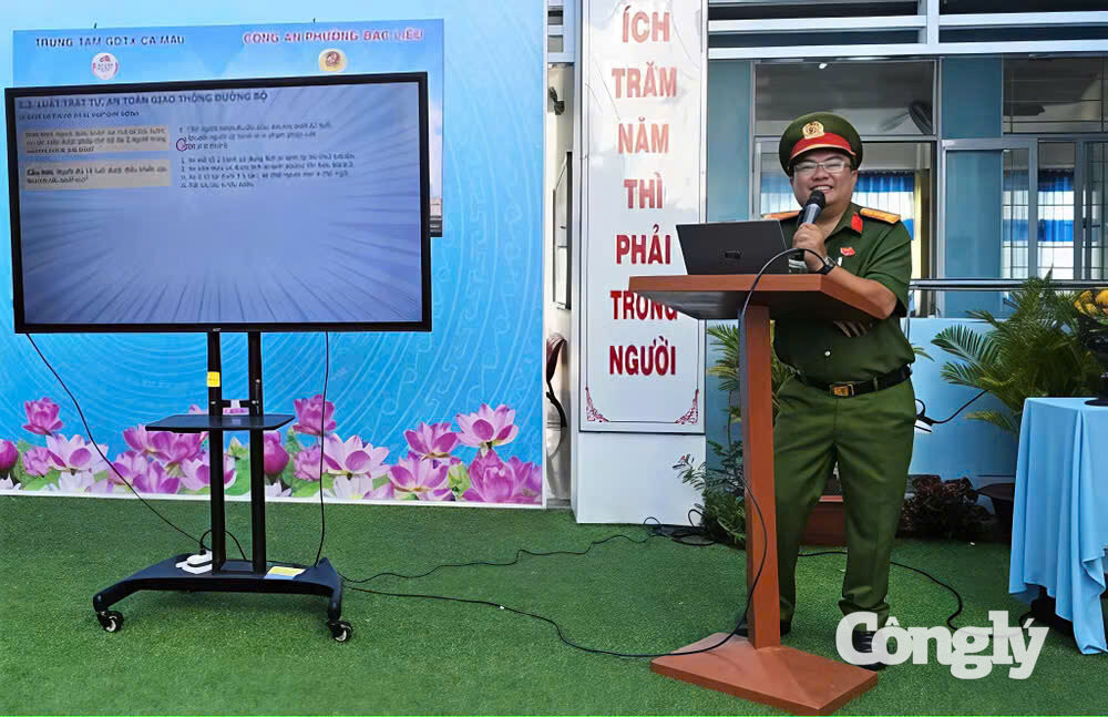 Công an phường Bạc Liêu phổ biến kiến thức pháp luật về an toàn giao thông đường bộ đến học viên (Ảnh: Quách Mến)