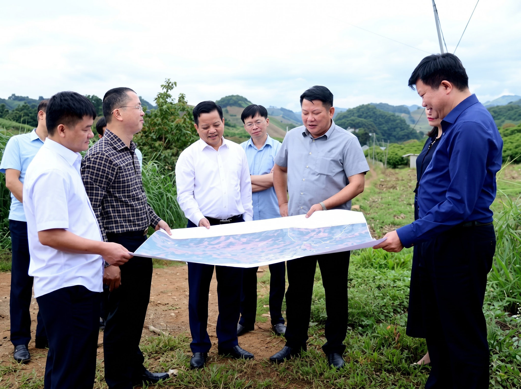 Đoàn công tác khảo sát thực địa các nút giao, bãi đổ thải, điểm dự kiến tái định cư triển khai Dự án CT.03 tại xã Yên Sơn.