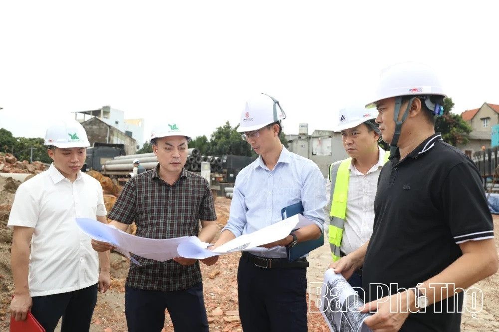 Đoàn công tác kiểm tra tiến độ và phương án thi công Nhà ở xã hội tại khu đất đơn vị ở phường Thanh Miếu, tỉnh Phú Thọ