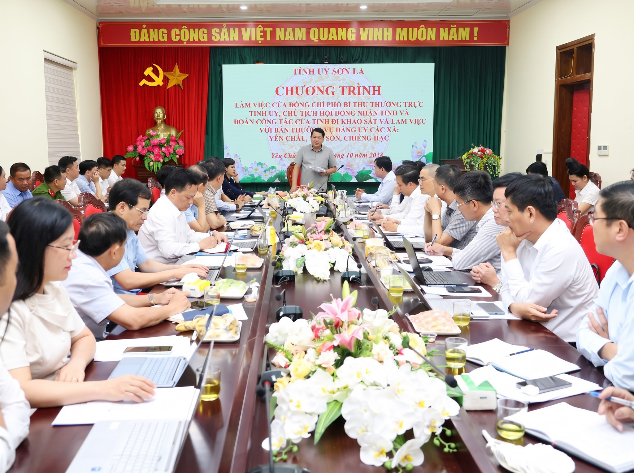 Đồng chí Phó Bí thư Thường trực Tỉnh ủy, Chủ tịch HĐND tỉnh và Đoàn công tác của tỉnh Sơn La khảo sát và làm việc với Ban Thường vụ Đảng ủy xã Yên Châu, Yên Sơn và xã Chiềng Hặc.