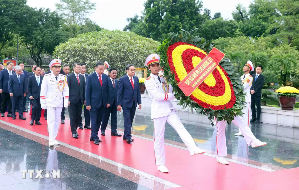 ttxvn_0510-lanh-dao-dang-nha-nuoc-tuong-niem-anh-hung-liet-sy-3.jpg