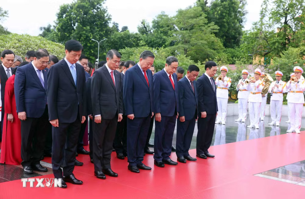ttxvn_0510-lanh-dao-dang-nha-nuoc-tuong-niem-anh-hung-liet-sy-2.jpg