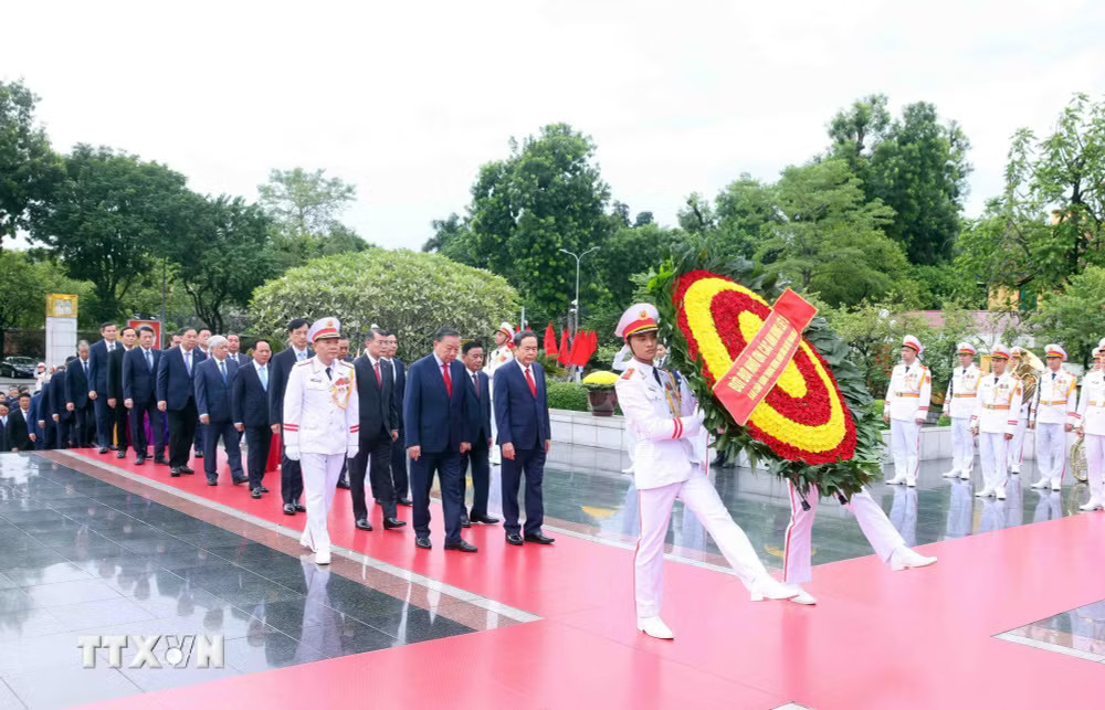 ttxvn_0510-lanh-dao-dang-nha-nuoc-tuong-niem-anh-hung-liet-sy-1.jpg