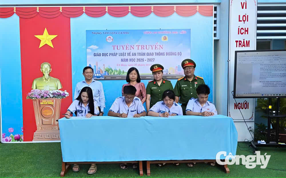 Học viên ký cam kết chấp hành pháp luật khi tham gia giao thông (Ảnh: Quách Mến)