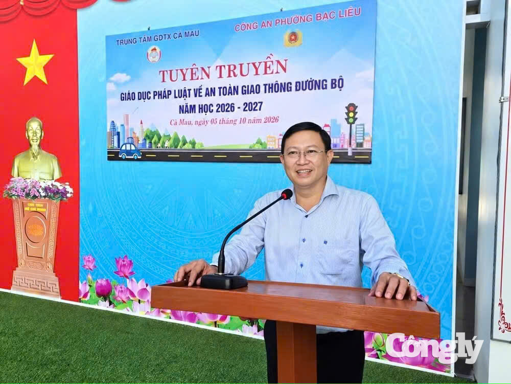 Ông Nguyễn Quốc Tuấn, Giám đốc Trung tâm GDTX Cà Mau phát biểu tại buổi lễ tuyên truyền (Ảnh: Quách Mến).