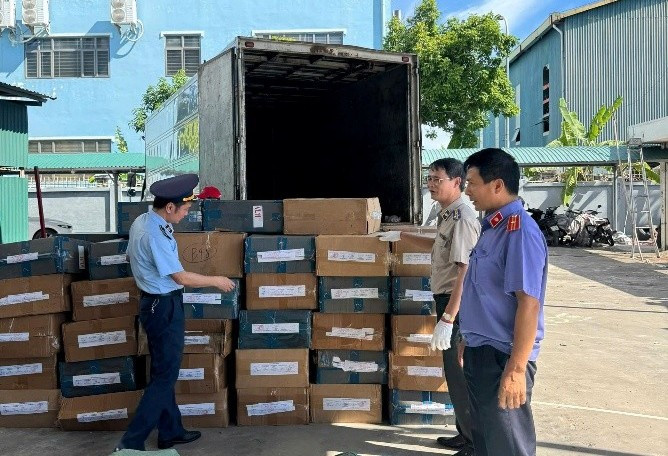 Cơ quan chức năng tiến hành tiêu hủy số lượng lớn thuốc lá điếu nhập lậu.