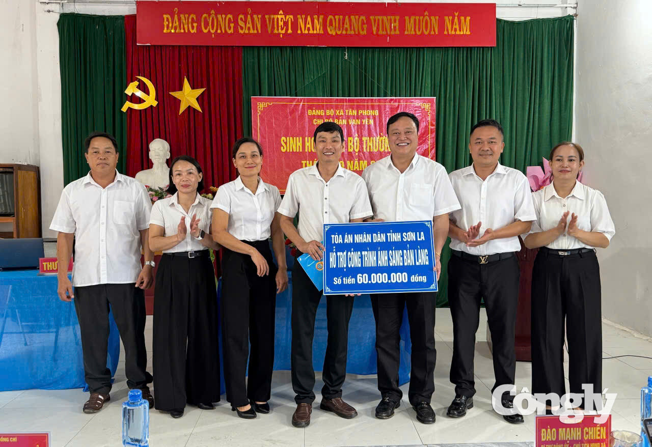 Toàn cảnh buổi làm việc của Chánh án TAND tỉnh Sơn La với Ban Thường vụ Đảng ủy xã Tường Hạ.