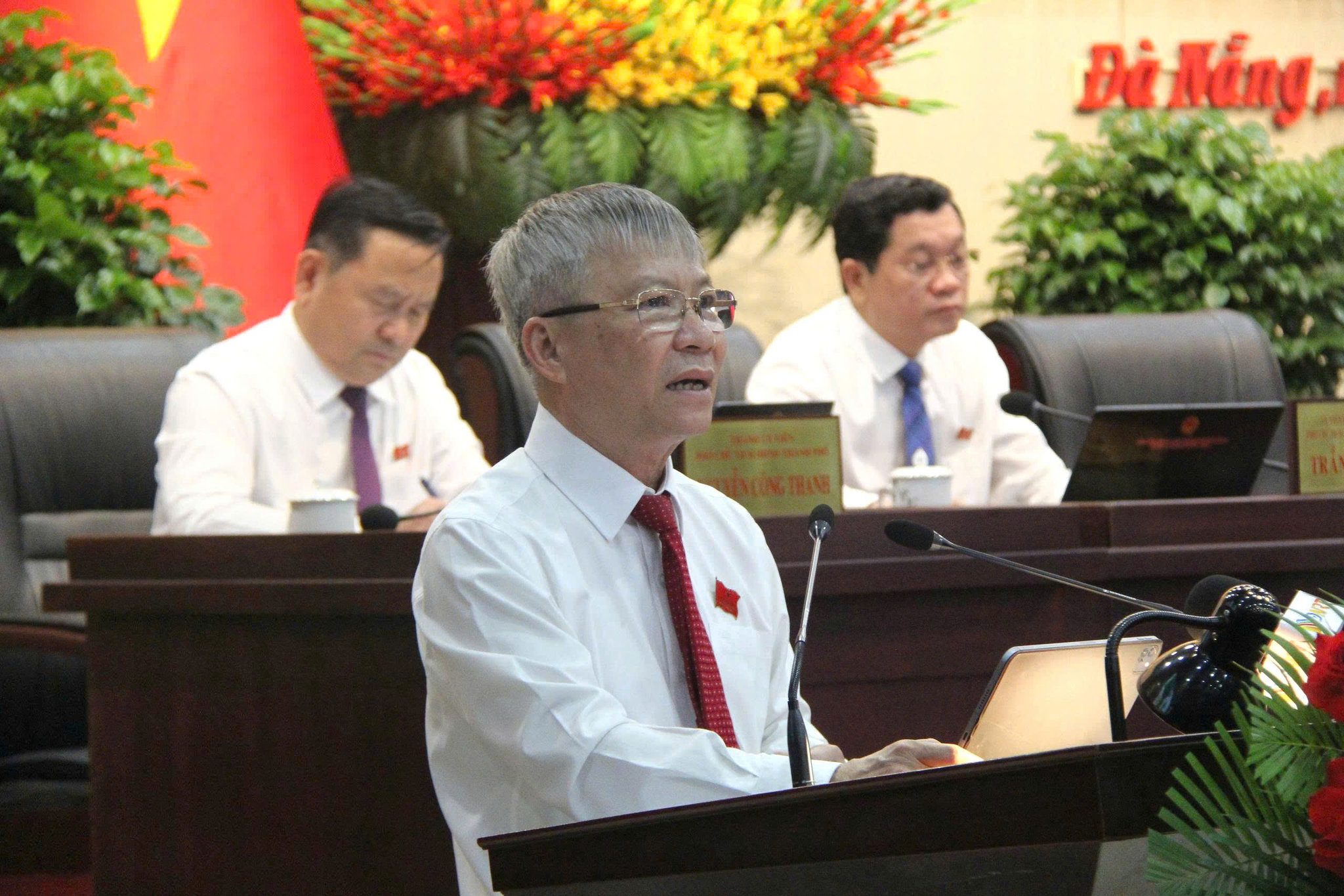 Chủ tịch HĐND thành phố Nguyễn Đức Dũng phát biểu khai mạc.