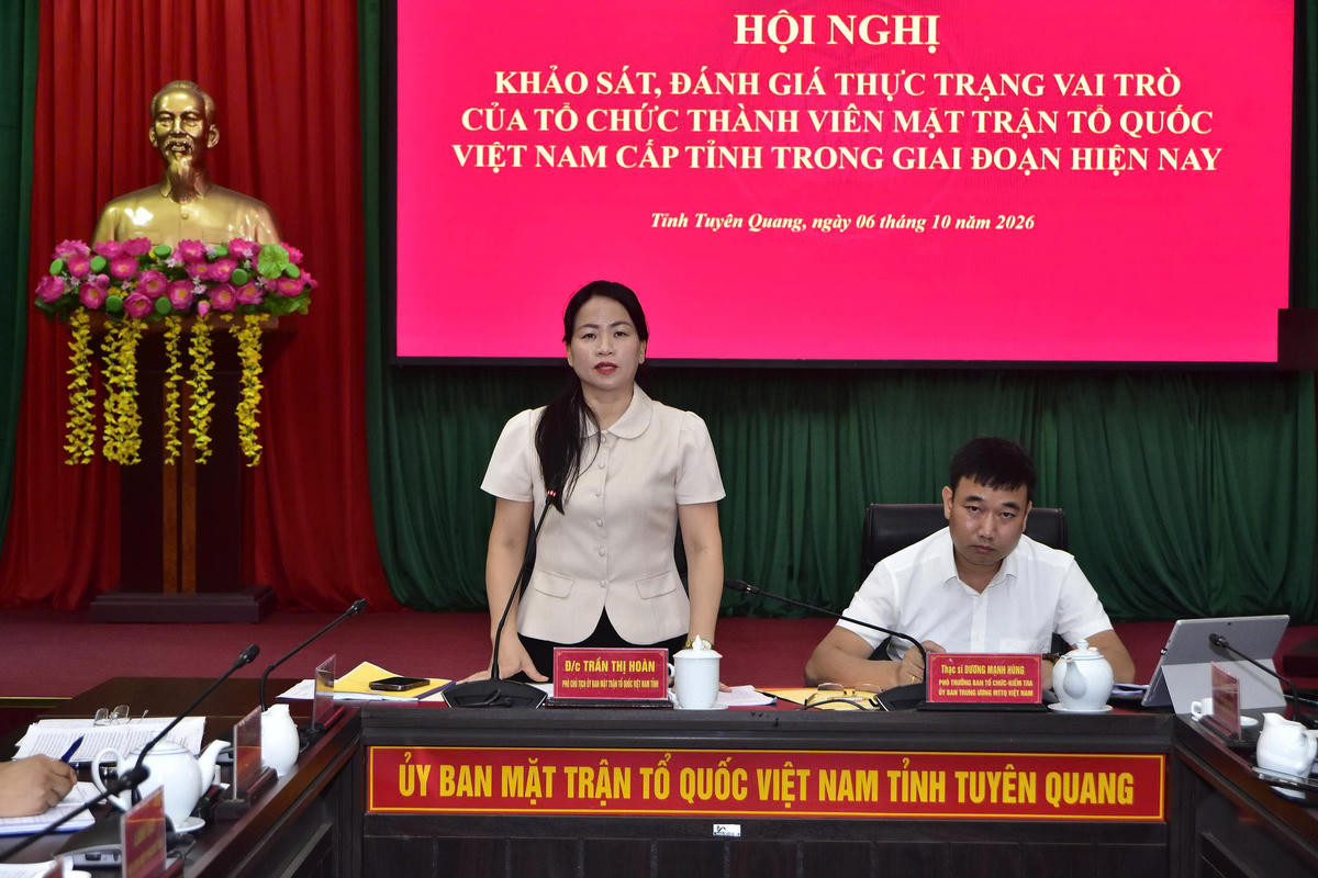 Bà Trần Thị Hoàn, Phó Chủ tịch Ủy ban MTTQ Việt Nam tỉnh Tuyên Quang phát biểu tại hội nghị